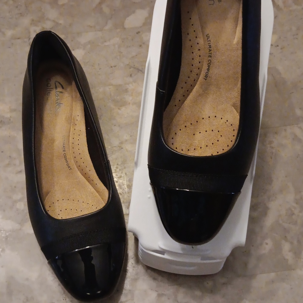 Beautiful Clarks collection size 6 black leather shoes